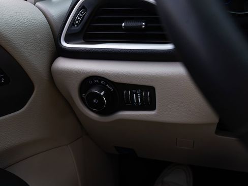 Used 2023 Chrysler Pacifica Touring-L FWD image 13
