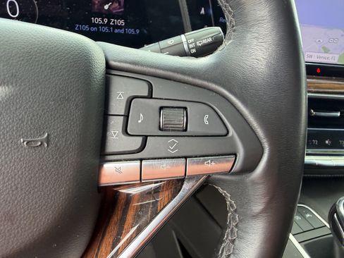 Used 2022 Cadillac Escalade Premium Luxury RWD image 29