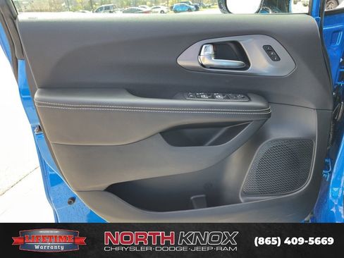 New 2026 Chrysler Pacifica Select image 5