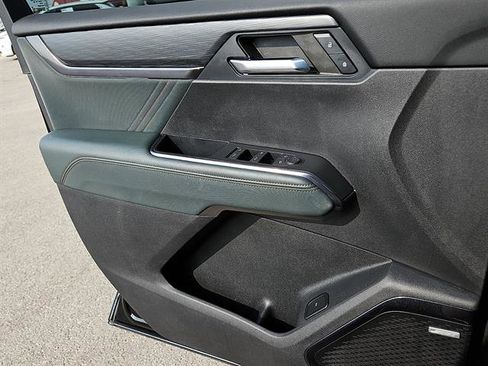 Used 2024 GMC Acadia AT4 w/ Luxury Package image 14