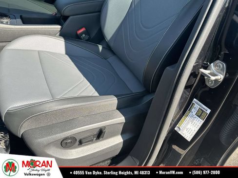 Used 2025 Volkswagen Tiguan SE w/ Panoramic Sunroof Package AWD/4WD image 20