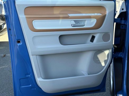 Used 2025 Volkswagen ID. Buzz 1st Edition image 8