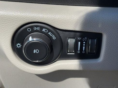 Used 2023 Chrysler Pacifica Limited image 16