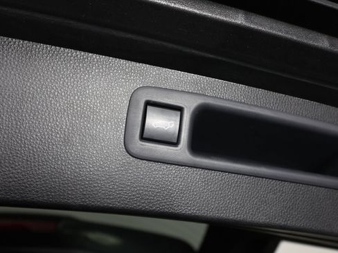 Used 2021 Toyota Highlander XLE AWD/4WD image 19