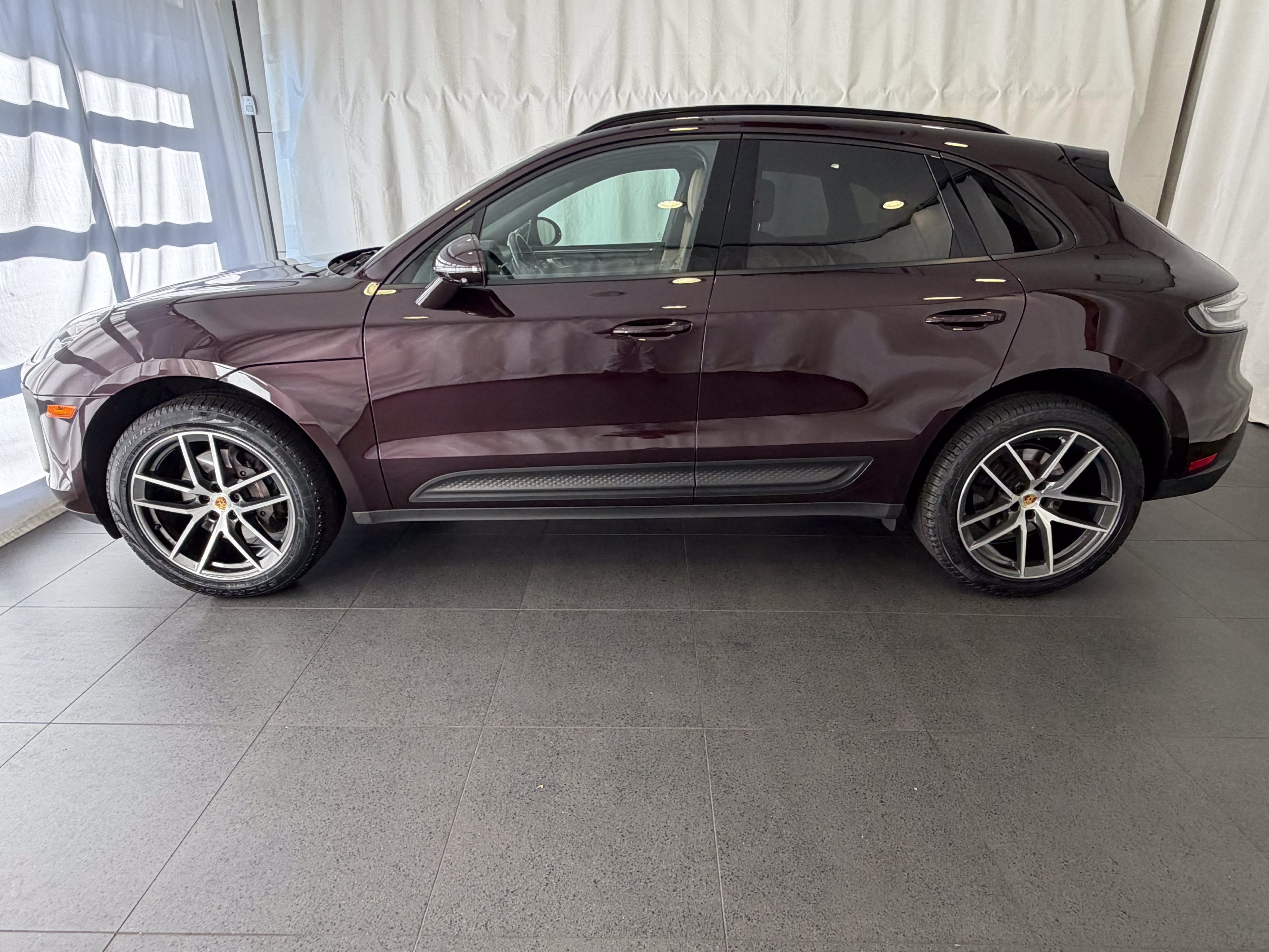 Certified 2024 Porsche Macan AWD/4WD image 2