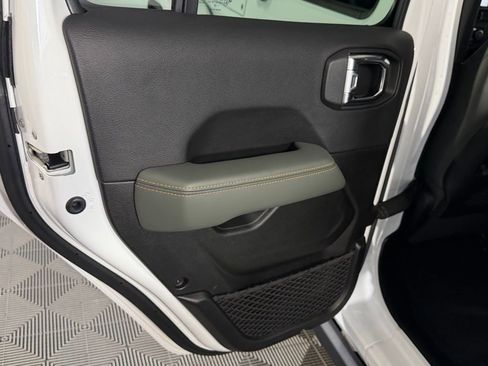 Used 2025 Jeep Gladiator Mojave AWD/4WD image 28