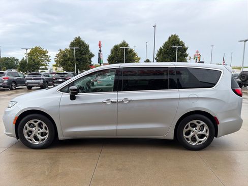 Used 2024 Chrysler Pacifica Limited FWD image 5