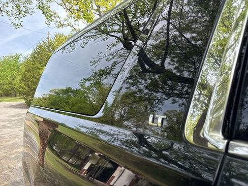 Used 2019 Chevrolet Suburban LT image 9