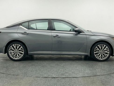 Used 2025 Nissan Altima 2.5 SV image 11