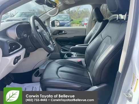 Used 2023 Chrysler Pacifica Touring-L FWD image 17