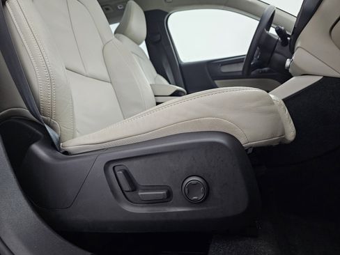 Used 2023 Volvo XC40 B5 Plus image 17