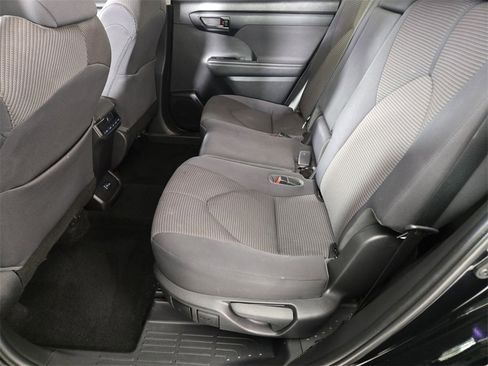 Used 2022 Toyota Highlander LE image 16