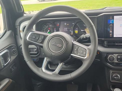 Used 2025 Jeep Wrangler Unlimited Sahara AWD/4WD image 24