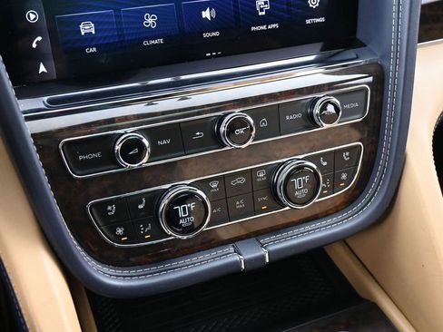 Used 2023 Bentley Bentayga Extended Wheelbase image 23