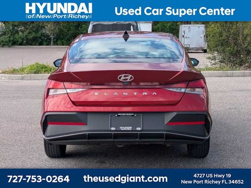 Used 2024 Hyundai Elantra SE FWD image 4