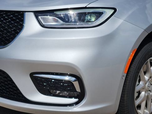 New 2026 Chrysler Pacifica Select FWD image 5