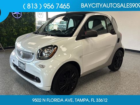 Used 2017 smart fortwo pure RWD image 1