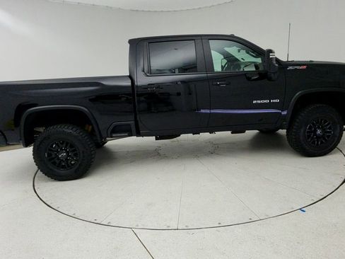 Used 2025 Chevrolet Silverado 2500 ZR2 w/ Technology Package AWD/4WD image 9