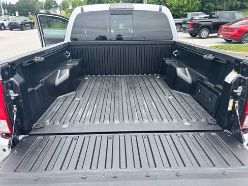 Used 2019 Toyota Tacoma SR5 RWD image 40