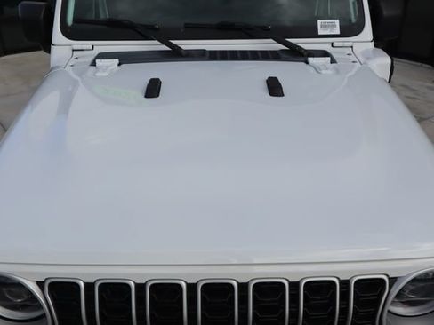 Used 2024 Jeep Wrangler Unlimited Sahara AWD/4WD image 16