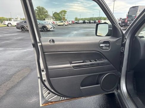 Used 2014 Jeep Patriot Latitude AWD/4WD image 14