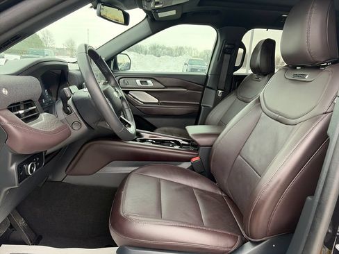 Used 2025 Ford Explorer Platinum AWD/4WD image 18