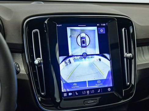 Certified 2025 Volvo XC40 B5 Plus image 29