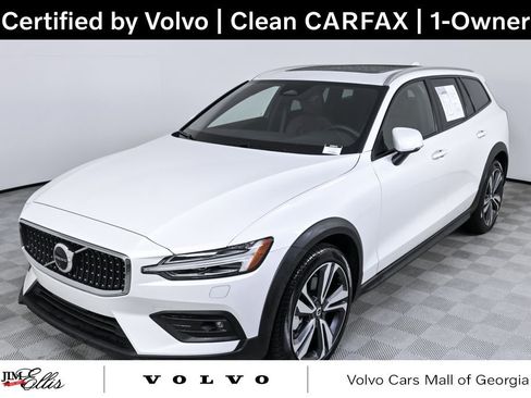 Used 2025 Volvo V60 B5 Cross Country Plus image 1