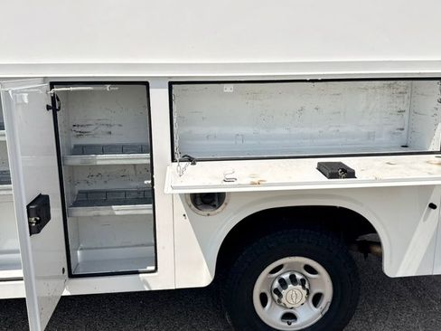 Used 2017 Chevrolet Express 3500 RWD image 12