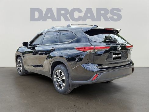 Used 2023 Toyota Highlander XLE image 4