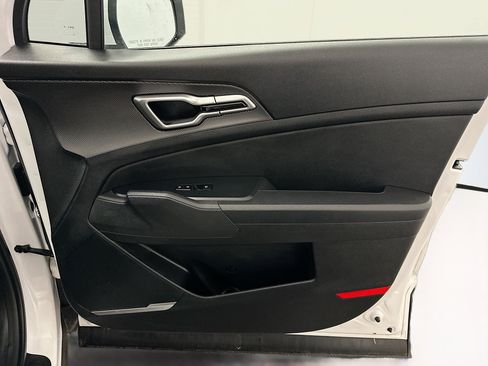 Used 2025 Kia Sportage LX image 32
