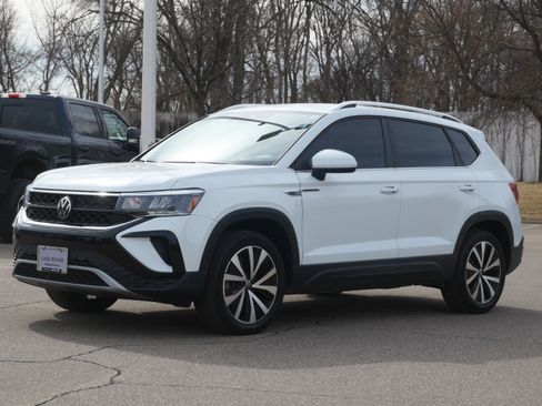Used 2023 Volkswagen Taos SE image 1