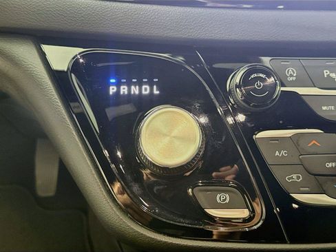 Used 2025 Chrysler Pacifica Select FWD image 15