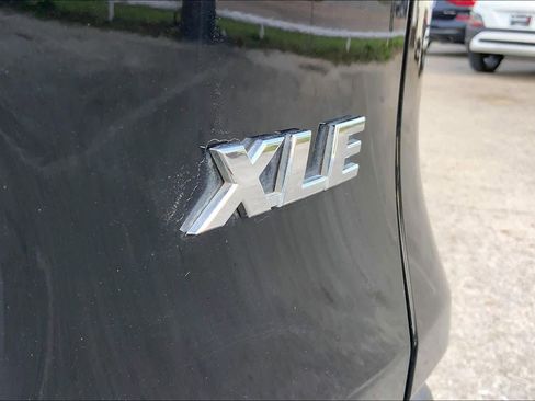 Used 2021 Toyota RAV4 XLE Premium FWD image 9