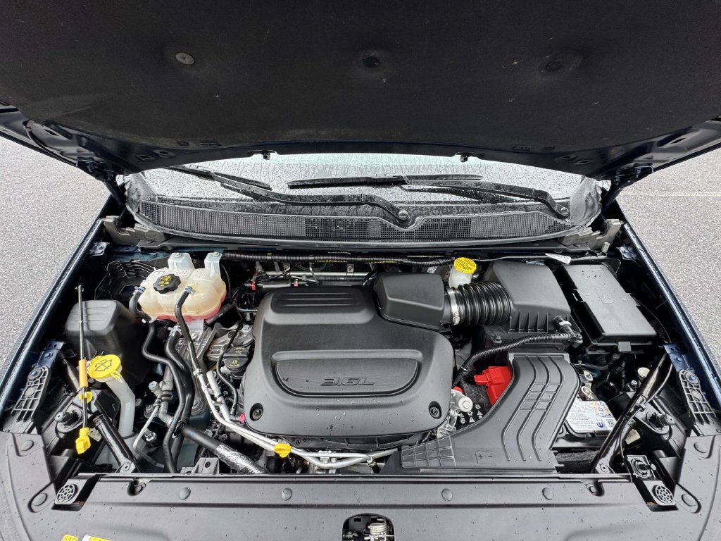 Used 2025 Chrysler Pacifica Pinnacle FWD image 12