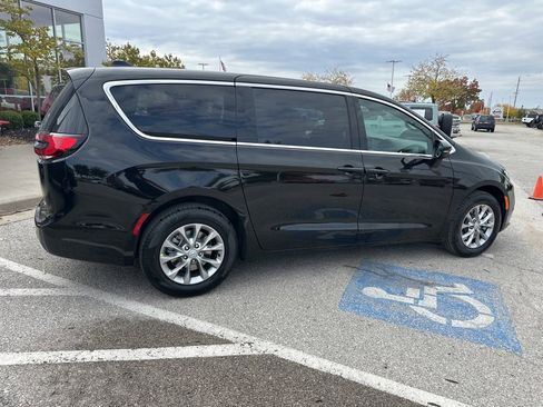 New 2026 Chrysler Pacifica Select image 33