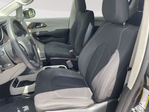 Used 2017 Chrysler Pacifica Touring FWD image 10