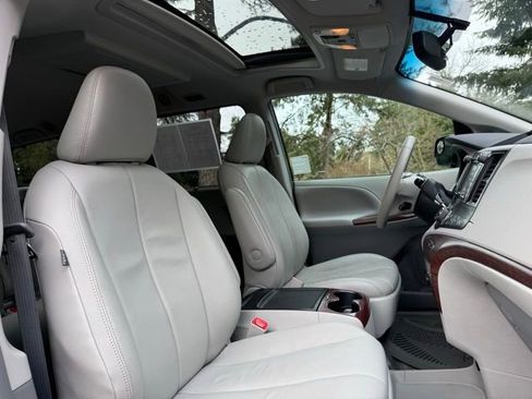 Used 2013 Toyota Sienna XLE w/ Premium Pkg image 23