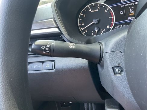 Used 2025 Nissan Altima 2.5 SV FWD image 30