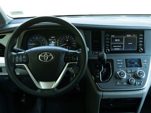 Used 2020 Toyota Sienna L image 26