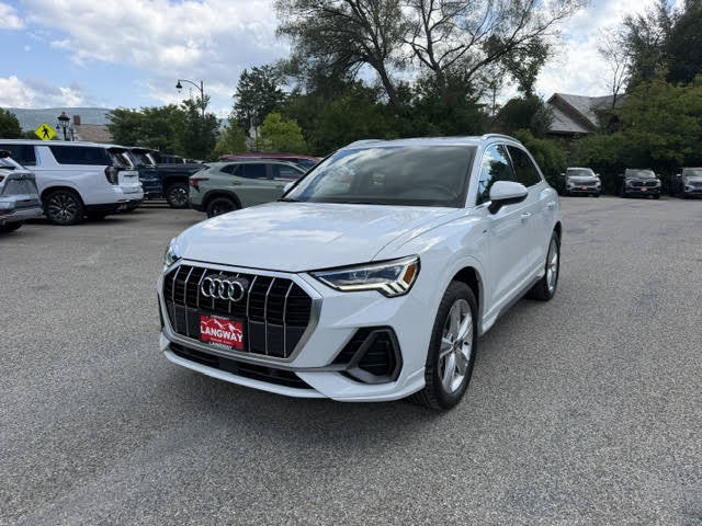 Used 2024 Audi Q3 2.0T Premium w/ Convenience Package AWD/4WD image 3