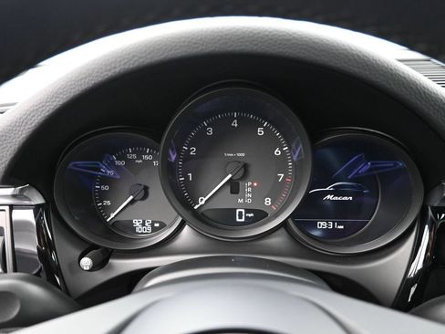 Certified 2026 Porsche Macan AWD/4WD image 19