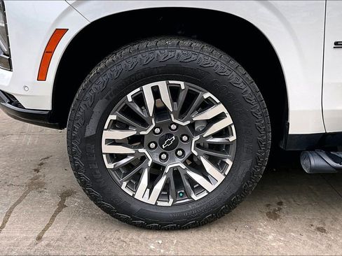 Used 2025 Chevrolet Suburban Z71 AWD/4WD image 8