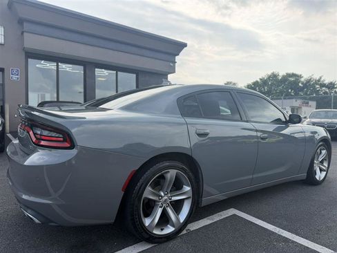 Used 2018 Dodge Charger R/T RWD image 5
