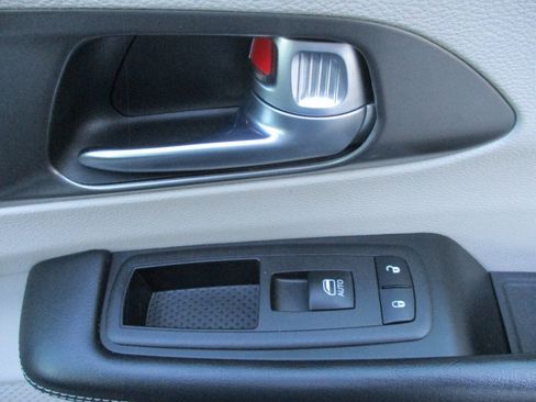 Used 2023 Chrysler Pacifica Touring-L FWD image 34