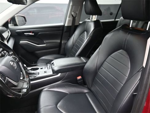 Used 2022 Toyota Highlander XLE image 19