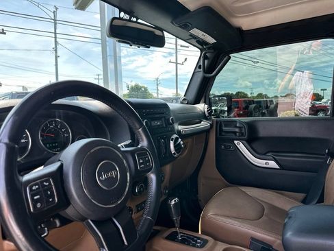 Used 2014 Jeep Wrangler Unlimited Sahara w/ Connectivity Group AWD/4WD image 27