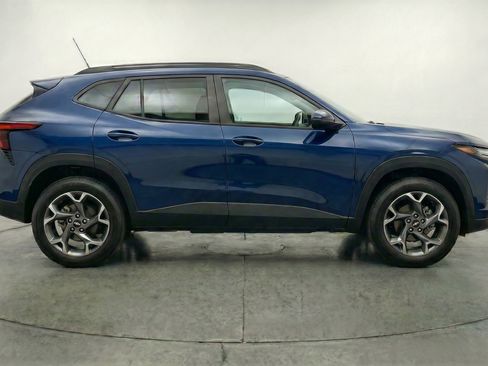 Used 2025 Chevrolet Trax LT FWD image 11