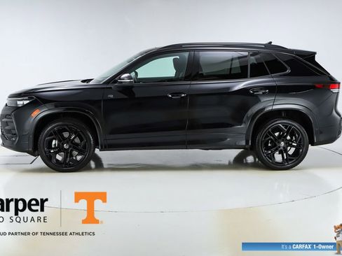 Used 2025 Volkswagen Tiguan SE R-Line image 2