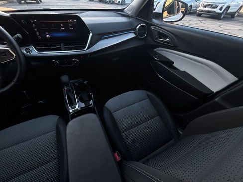 Used 2025 Chevrolet Trax LT w/ LT Convenience Package image 39